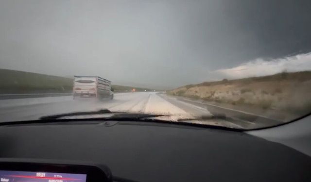 Kars'ta dolu yağışı yolları beyaza bürüdü