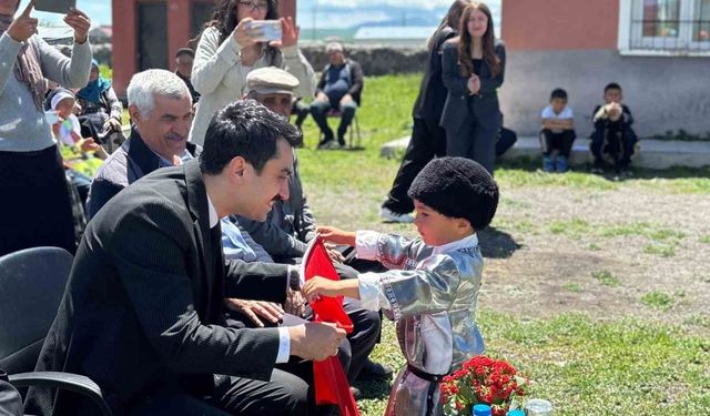 Kars'ta köy ilkokulunda yıl sonu coşkusu yaşandı