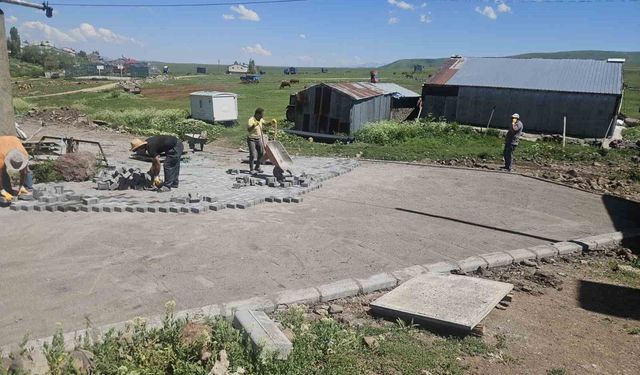 Kars'ta köy yolları kilit parke taşla yenileniyor