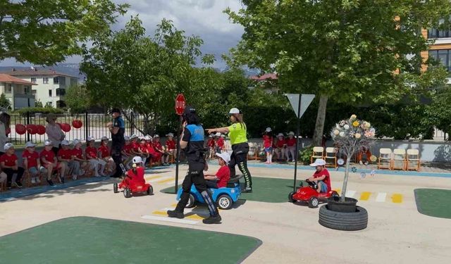 Miniklere uygulamalı trafik eğitimi verildi