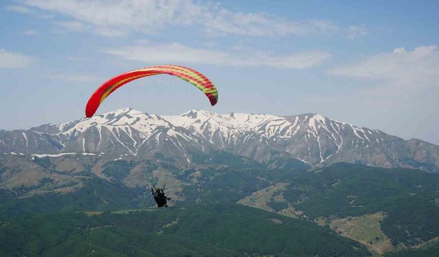 Muş'ta Türkiye Yamaç Paraşütü Mesafe Yarışması start verdi
