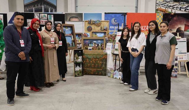 Öğrencileriyle kurduğu atölyede gençlerin hayallerine ışık oluyor