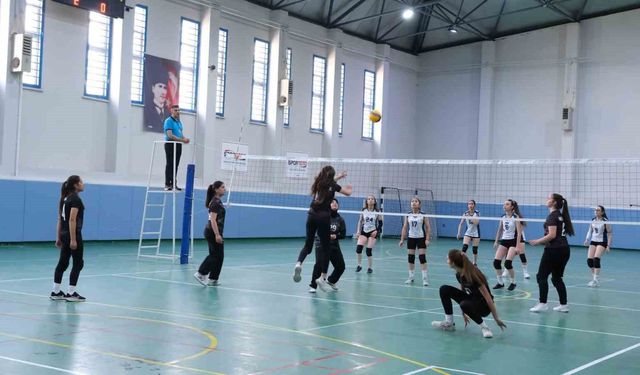 Okul Sporlarında voleybol heyecanı sürüyor