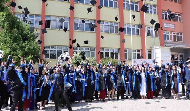 Oltu'da üniversiteliler mezuniyet coşkusu yaşadı
