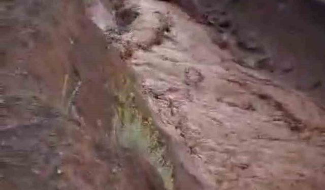 Saray ilçesinde sağanak yağış sonrası sel meydana geldi