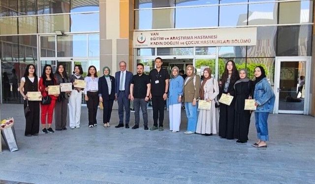 Van’da öğrenciler hasta çocukların yüzünü güldürdü