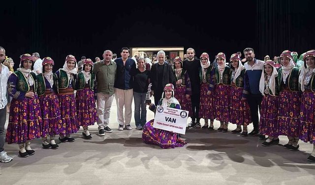 Vanlı kızlar halk oyunlarında zirveye çıktı