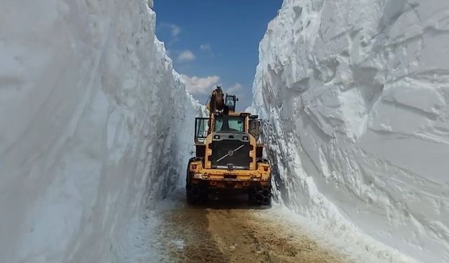Yüksekova'ya yaz gelmedi: 5 metrelik karda zorlu mesai