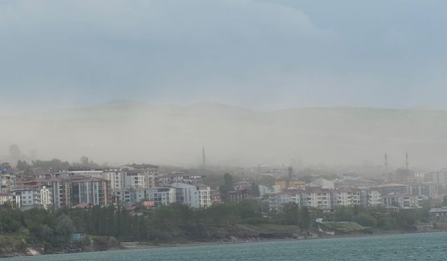 Ahlat’ta toz bulutu şaşırttı