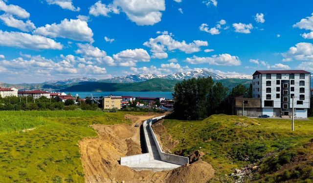 Tatvan'da taşkın riskini azaltacak çalışmalar sürüyor