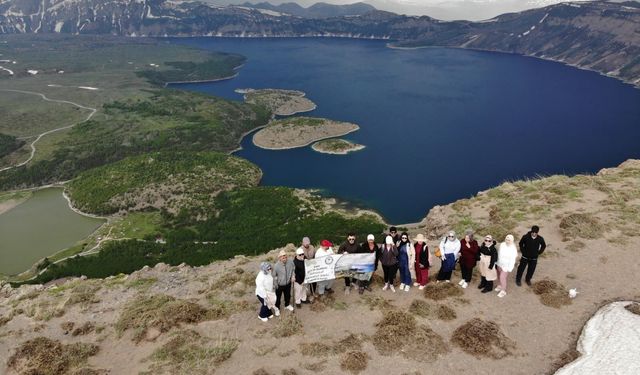 Bitlis’in doğa harikası Nemrut’ta hafta sonu yoğunluğu