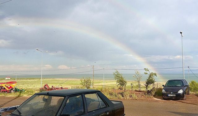 Ahlat’ta yağmur sonrası renkli manzara
