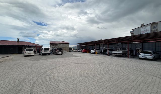 Tatvan’da yağmur sonrası vatandaşlar oto yıkamalara akın etti