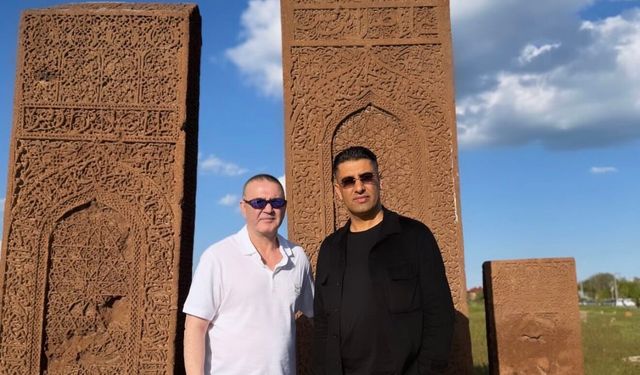 Ünlü oyuncu Şafak Sezer, Ahlat Selçuklu Mezarlığı'nı ziyaret etti
