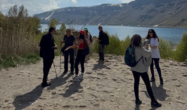 Türkiye’nin en büyük krater gölüne ziyaretçi akını
