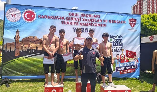 Ahlatlı öğrenciler karakucak güreşte zirveye çıktı