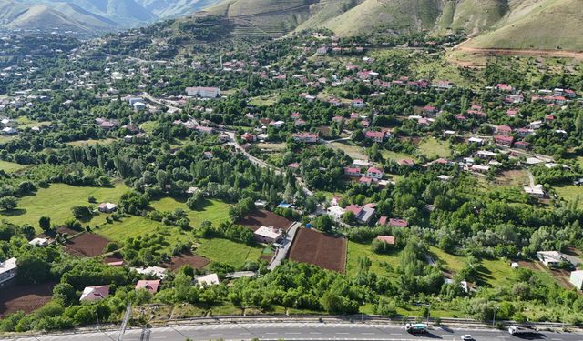 Bitlis'in yeşille iç içe mahallesi "8 Ağustos" havadan görüntülendi
