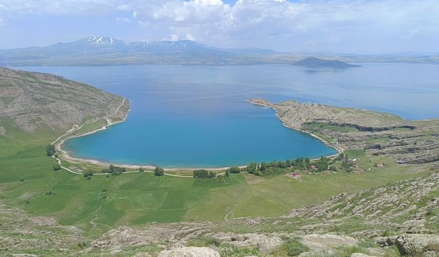 Van Gölü manzarasıyla İncekaya Köyü büyülüyor