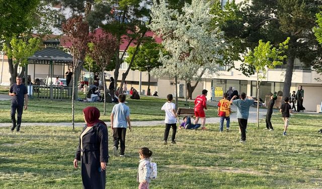 Tatvan’da parklar hınca hınç doldu