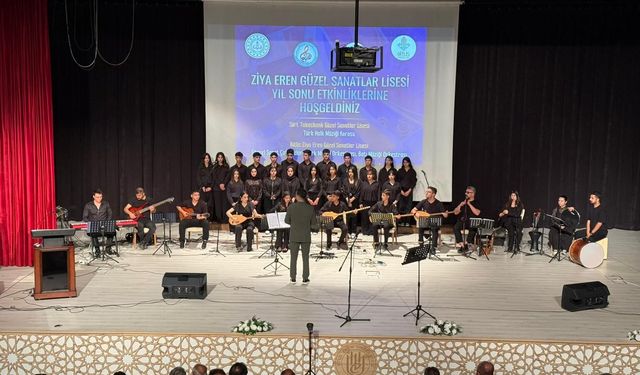 Bitlis’te sanat dolu gece: İki lisenin koroları aynı sahneyi paylaştı