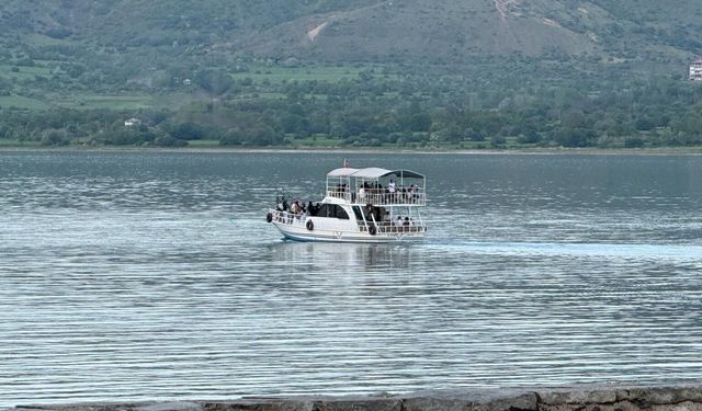 Isınan havalarla birlikte Van Gölü’nde tekne turu sezonu canlandı