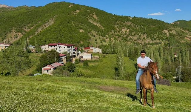 Bitlis'te sarı çiçeklerle kaplanan köyde kartpostallık görüntüler oluştu