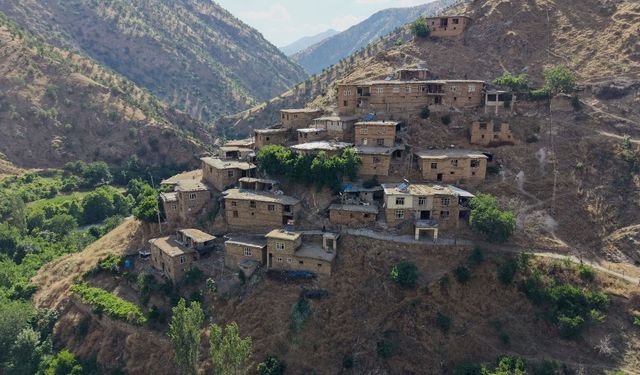 Hizan'ın asırlık taş evleri ve Gayda Barajı görsel şölen oluşturuyor