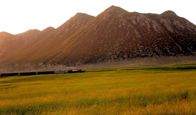 Kirkor Dağı ve Gün Batımında Geçen Tren Eşsiz Manzara Oluşturdu