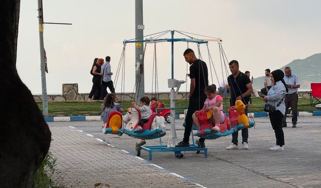 Tatvan'da seyyar döner salıncağa yoğun ilgi