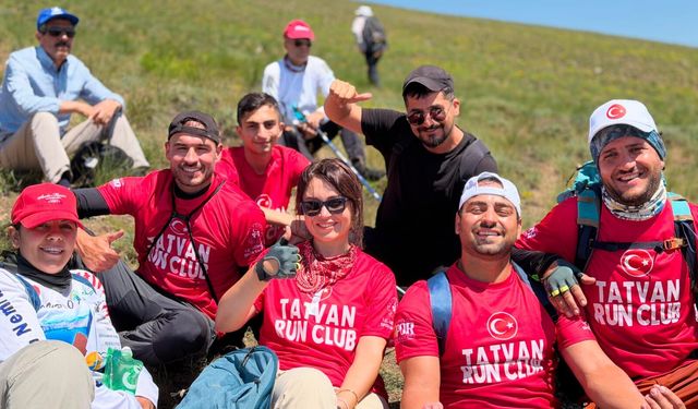 Tatvan Running Club sporcuları Nemrut Krateri'nin zirvesine tırmandı