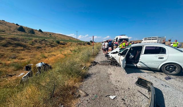 Tatvan'da iki otomobil çarpıştı: 6 yaralı