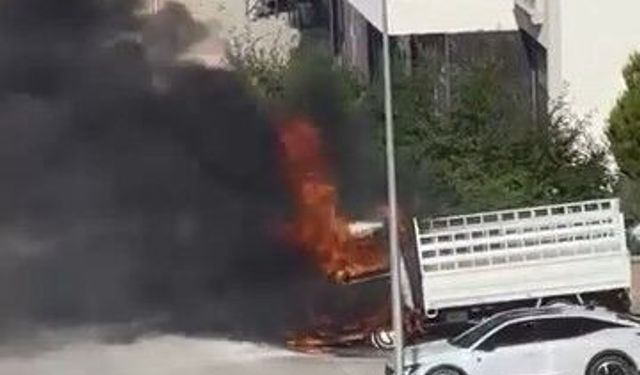Elazığ'da pikap alev alev yandı