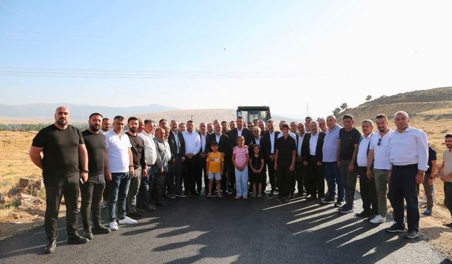 Bitlis'te köy yollarında sıcak asfalt çalışmaları sürüyor