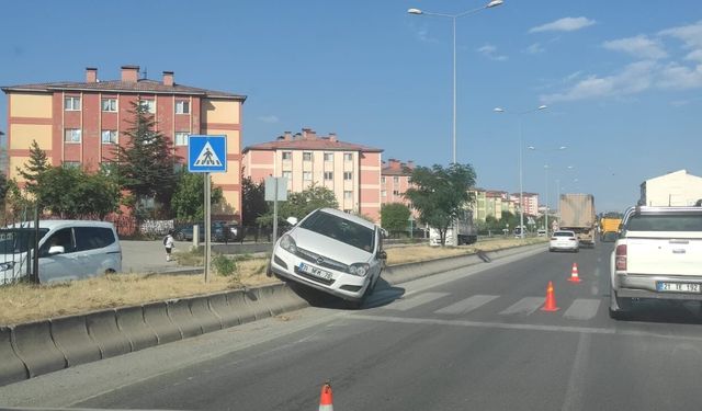 Tatvan'da kontrolden çıkan otomobil karşı şeride geçti