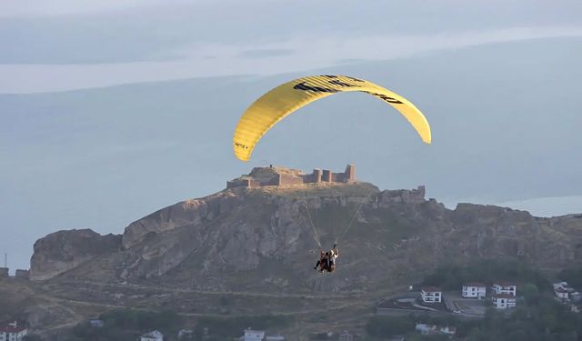 Adilcevaz'da yamaç paraşütü heyecanı başladı