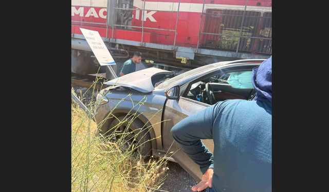 Manzarayı çekerken tren kazasını anbean kaydetti