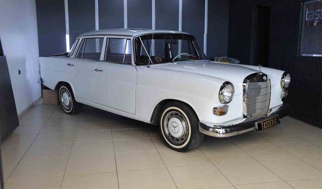 59 yaşındaki klasik otomobili ilk günkü gibi koruyor