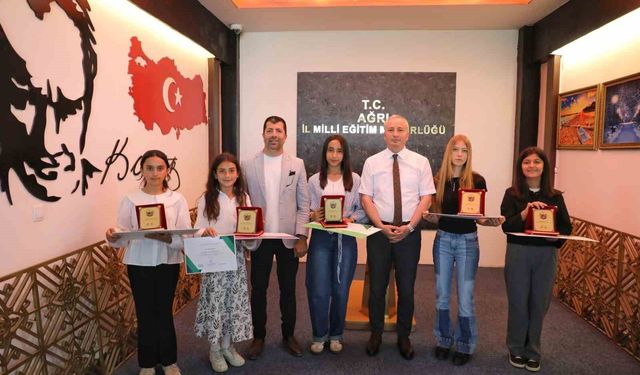 Ağrı'da 'Sağlıklı Nesil Sağlıklı Gelecek' yarışmalarında dereceye giren öğrenciler ödüllendirildi