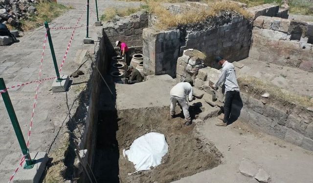 Ani Örenyeri'nde 900 yıllık erzak deposu keşfedildi