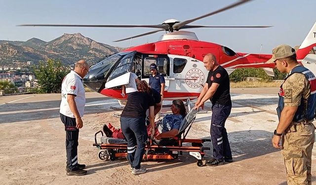 Ayağı kırılan kadın helikopterle hastaneye yetiştirildi
