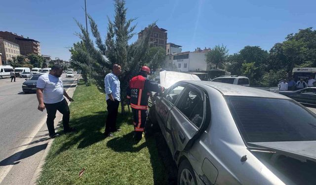 Beton mikseri ile otomobilin çarpıştığı kazada 3 yaralı