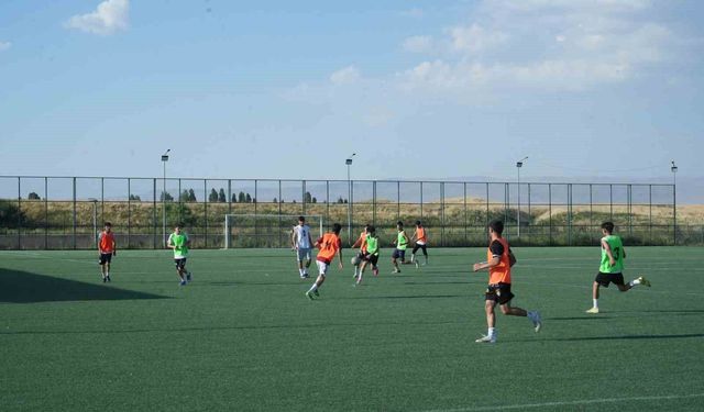 Bin sporcu Muşspor'un altyapısı için ter döküyor