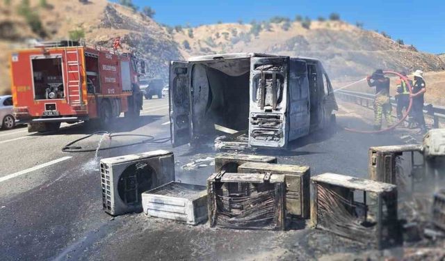 Bingöl'de klima yüklü kamyonet küle döndü