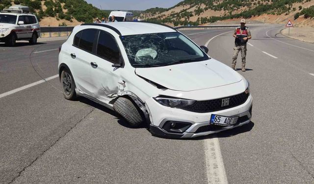 Bingöl'de kontrolden çıkan otomobil bariyerlere çarptı: 4 yaralı
