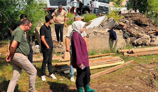 Çizmelerini giydi, balık tesisi şantiyesini yerinde denetledi