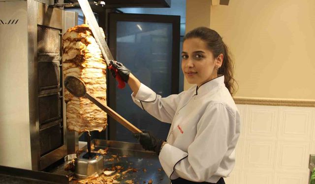 Diplomalı döner ustası işini aşkla yapıyor