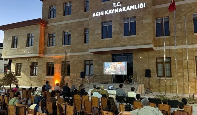 Elazığ'da açık hava sineması etkinliğine yoğun katılım