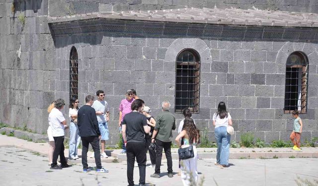 Ermenistanlı gazeteciler Kars'ı doyasıya gezdi