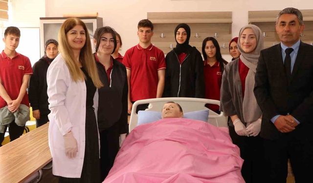 Erzincan'da geleceğin bakım personeli meslek lisesinde yetişiyor
