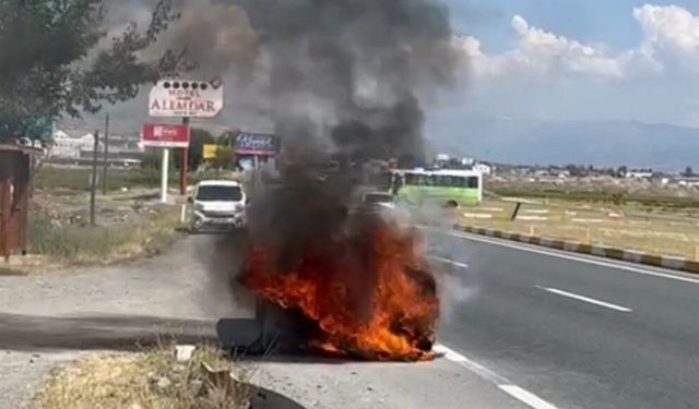 Erzincan'da otomobil yangını: Sürücü sigarasıyla müdahale etmeye çalıştı